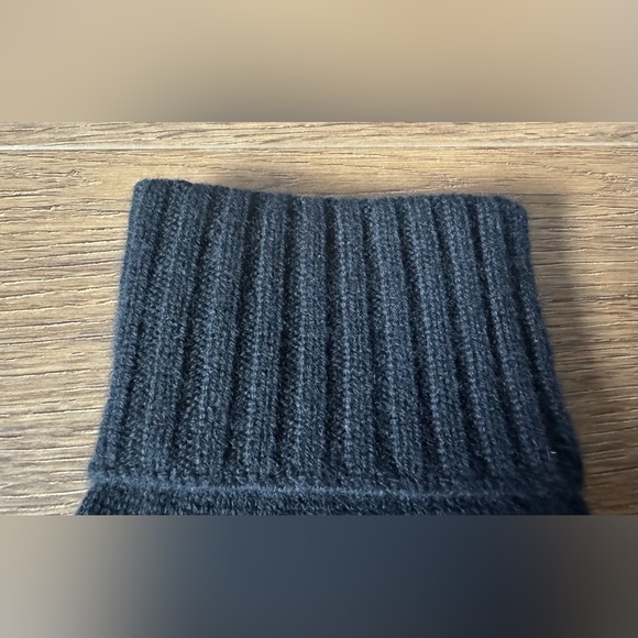 BURBERRY-AUTHENTIC (NWT) Unisex Black Cashmere Knit Gloves with Embroidery - Picture 10 of 15